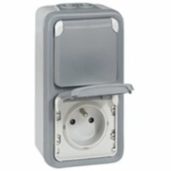 Legrand - 2P Sockel Mit Erde Wasserdicht Splash 2 X Vertikal