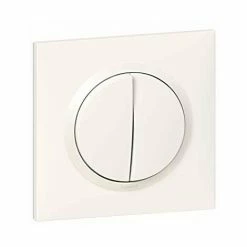 LEGRAND DOOXIE TRANSFORMATOR FÜR 5 ZWEI-WEGE-FUNKTIONEN UND DRUCKTASTER MIT WEISSER QUADRATISCHER PLATTE UND Klauen